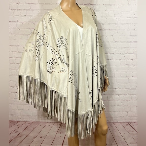 LENA GABRIELLE NEW YORK laser cut micro suede women’s shawl poncho in Grey OSFA - Picture 13 of 17